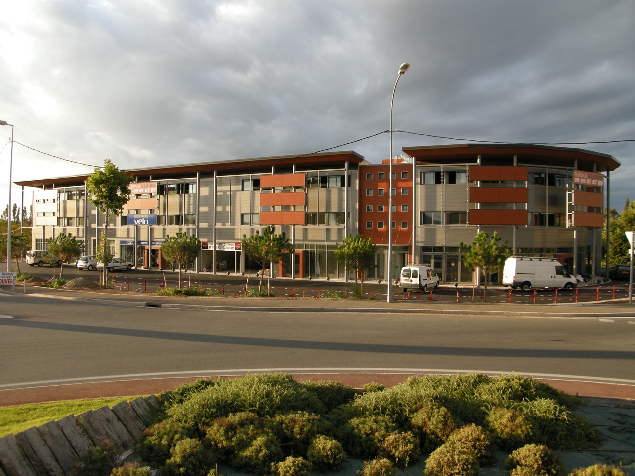 intendance Magasin tertiaire entrepot par Arnaud Sequier architecte Frejus moderne